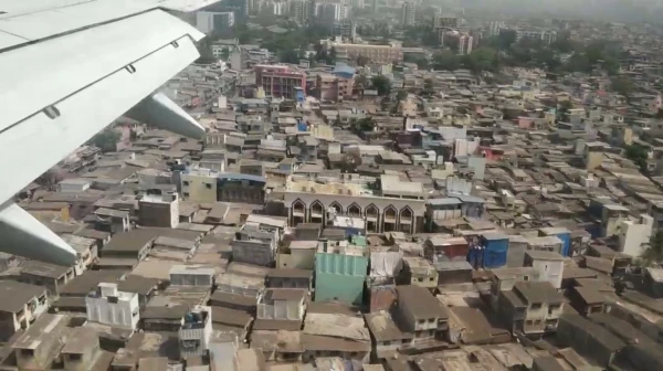 मुंबई हवाई अड्डे के अधिकारियों ने एयर इंडिया कॉलोनी में 20 जर्जर संरचनाओं को ध्वस्त करना शुरू किया